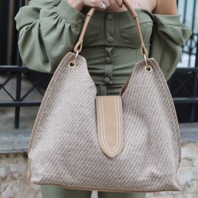 Τσάντα Hobo με λεπτή μάλλινη πλέξη σε μπεζ χρώμα