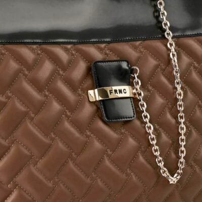 Τσάντα FRNC Tote με αλυσίδα μπρελόκ καπιτονέ και δερμάτινο μαύρο τελείωμα σε καφέ χρώμα