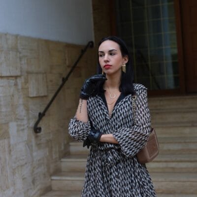 Short dress with collar, narrow waist and belt