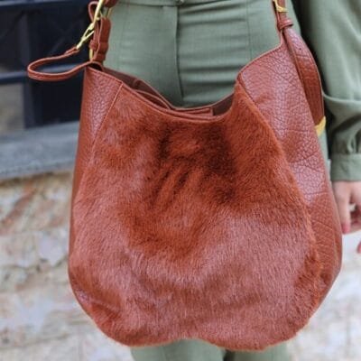 Τσάντα Hobo με γούνα σε καφέ χρώμα