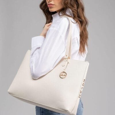 Τσάντα Nolah Tote με χρυσό logo μπρελόκ σε λευκό χρώμα