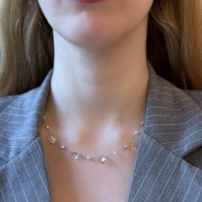 Κολιέ Stainless Steel Αλυσίδα με ασύμμετρες πέτρες σε λευκό και μπεζ χρώμα