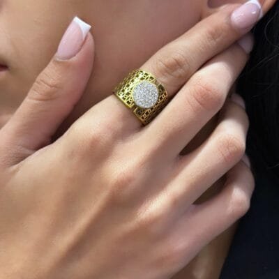 Δαχτυλίδι Stainless Steel φαρδύ διάτρητο και σχέδιο με λευκές πέτρες