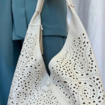 Τσάντα Hobo διάτρητη σε μπεζ χρώμα