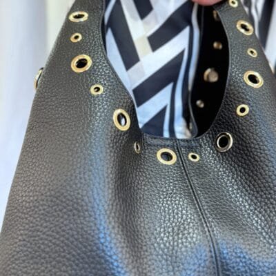 Τσάντα Hobo με τρυπητές χρυσές λεπτομέρειες σε μαύρο χρώμα